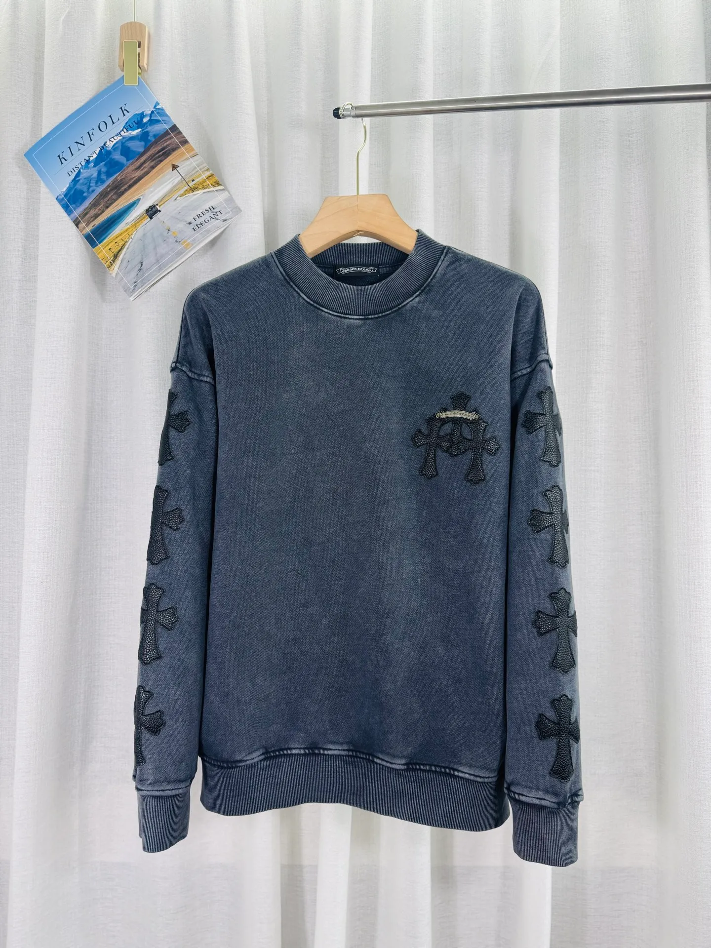 P270 top version, real shot without P, ​​different from market currency) 𝗖𝗵𝗿𝗼𝗺𝗲 𝗛𝗲𝗮𝗿𝘁𝘀/Cro Heart 2025 Washed Leather Embroidery Autumn and Winter New Original Single Counter American Laser Burnt 3D Three-dimensional Color Embroidered Couple Casual Sweater 👑The highest version! Customized fabric 420g tripe terry fabric! American acid-washed and distressed original fabric, laser burnt pattern ✟Skin embroidery, exquisite embroidery of letters! The best-selling model in the counter, very comfortable to wear. Accessories: original molded and authenticated collar label➕100% silk wash label. Genuine purchase-grade original hangtag➕matching hanging rope➕3D hanging beads➕original packaging bag. Craftsmanship: The original version has consistent wiring! The highest version of the armhole matching technique! Color: Gray Black Size: S M L XL Style No.: 9314